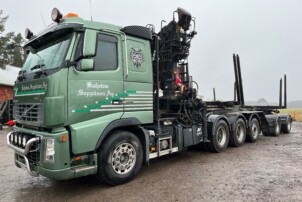 Volvo FH660 8x4 Tridem, AM-kippaava tasonostolaite ja  Weckman/Loglift 265Z, pylväskuljetusvarustus