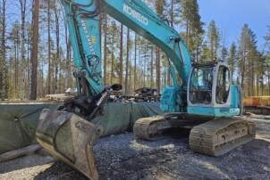 Kobelco SK235SRNLC kahdella kauhalla ja juuri isosti rempattuna!