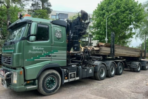 Volvo FH660 8x4 Tridem, AM-kippaava tasonostolaite ja  Weckman/Loglift 265Z, pylväskuljetusvarustus