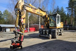 Liebherr A900 C Litronic ratavarustuksella ja pyörittäjällä