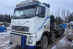 Volvo FH 8x4 nosturipedillä