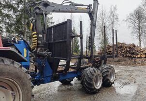 Omavalmiste metsäkärry Logset 5F kuormatilalla 