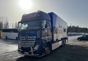 Mercedes-Benz Actros matkailuajoneuvo