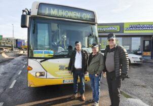 Maatori mukana lahjoittamassa bussia Ukrainaan