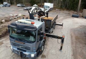 Volvo FE320 vaijerivaihtolava-auto Terex pilkillä
