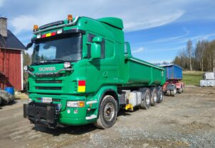 Scania R500 8x4 Tienhoitovarustuksella + Jyki peräkärry