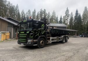 Scania P400 koukkuauto pilkillä