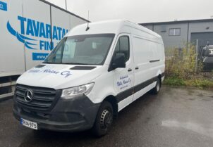 Mercedes-Benz Sprinter 516 CDI perälautanostimella